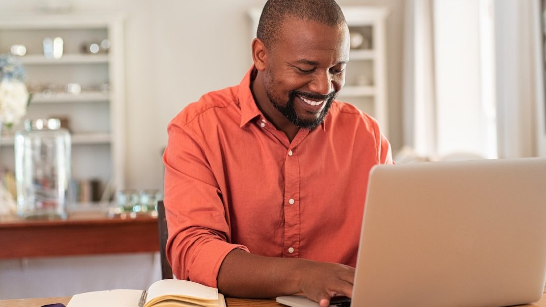 Mann vor Laptop priorisiert seine Werke in Logos