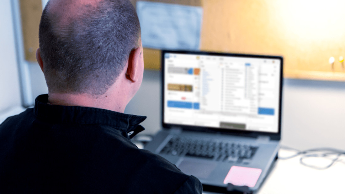 Mann am Laptop durchsucht Logos Bibelsoftware nach einem Thema