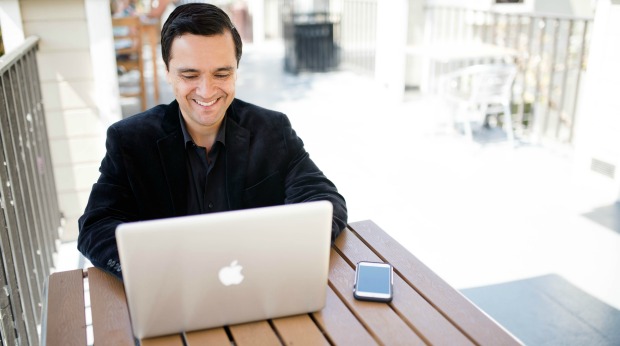 Pastor sieht Predigteditor in Macbook
