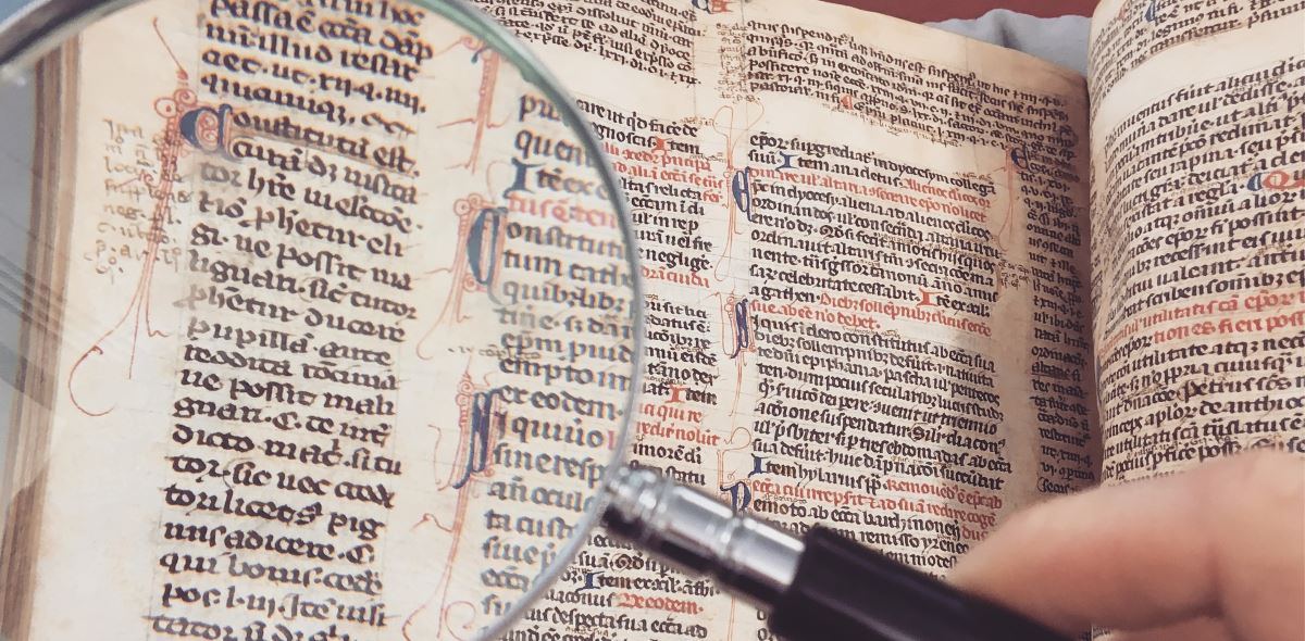 Lesen Sie den Bibeltext beobachtend