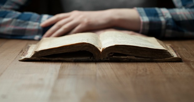 Einleitung und Schluss in neutestamentlichen Briefen, aufgeschlagene Bibel