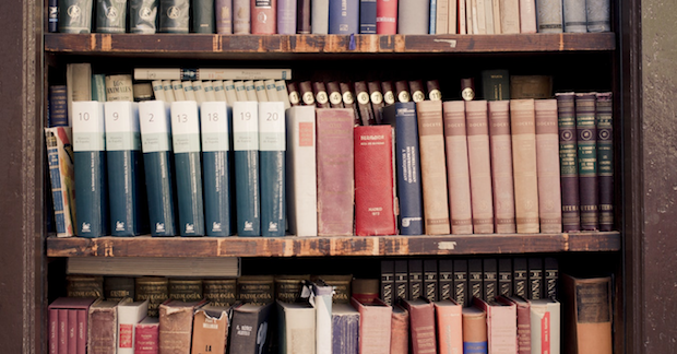 Bücherregal voller Bibelkommentare und theologischer Schriften