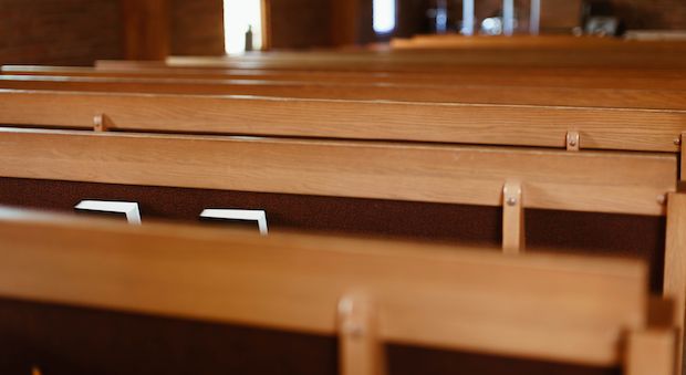 Tagzeitengebet mit Logos, Kirchenbänke