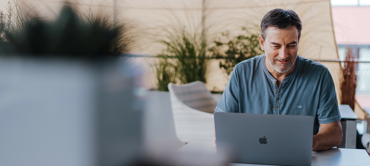 Pastor am Laptop mit Predigtkalender