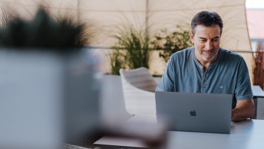 Deutscher Pastor am Laptop mit Logos Bibelsoftware