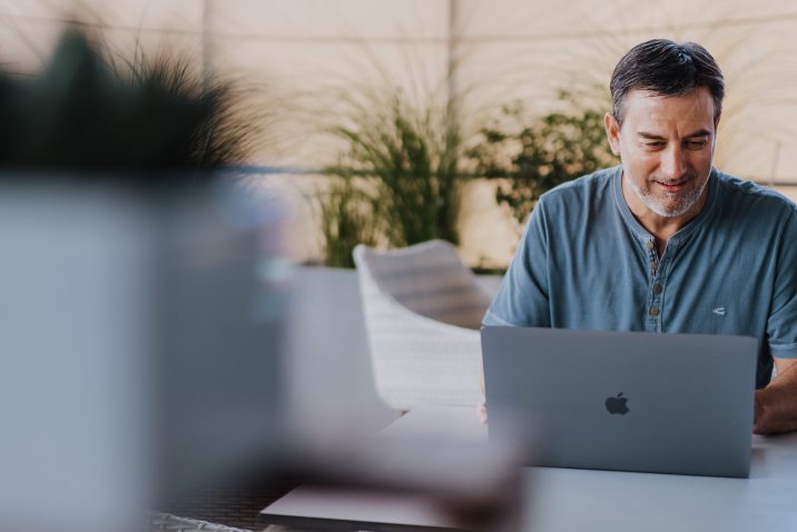 Deutscher Pastor am Laptop mit Logos Bibelsoftware