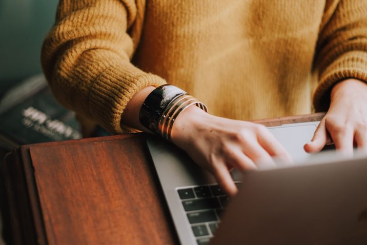 Hände tippen am Laptop