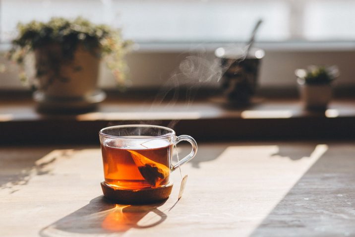 Teeglas gefüllt mit Teebeutel