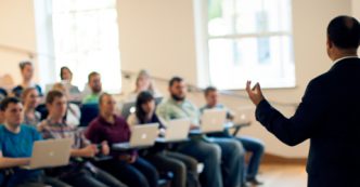 Theologischer Dozent vor Klasse