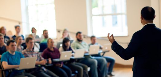 Theologischer Dozent vor Klasse