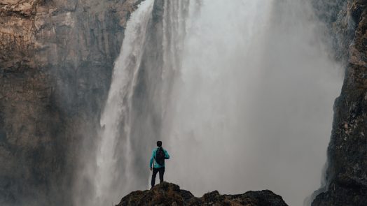 Hiking vor Wasserfall