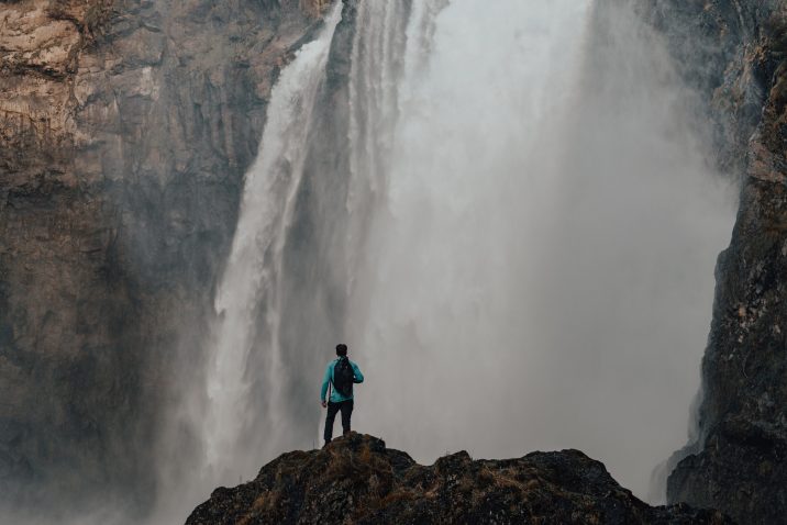 Hiking vor Wasserfall