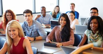 Junge Theologen studieren die Bibel