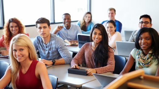 Junge Theologen studieren die Bibel