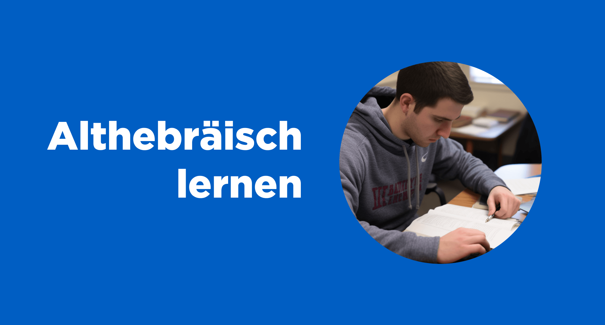 Junger Mann lernt Althebräisch mit einem Buch