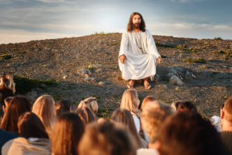 Die Bergpredigt: Jesus lehrt die Menschen vom Reich Gottes.
