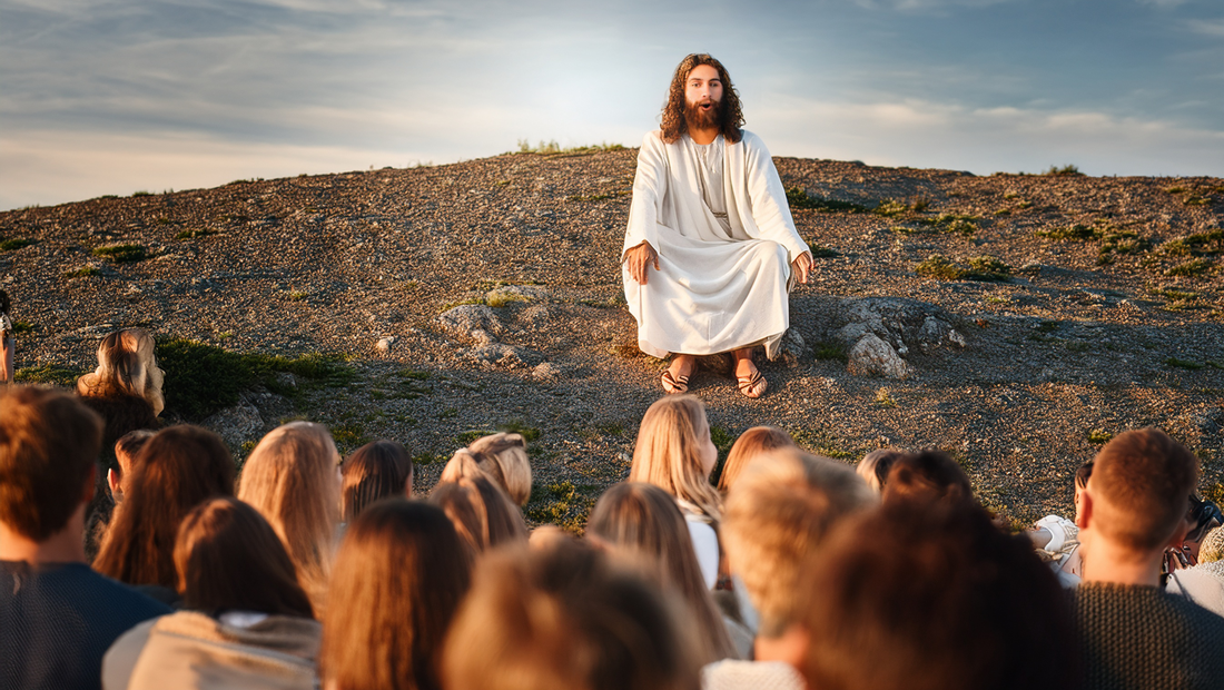 Die Bergpredigt: Jesus lehrt die Menschen vom Reich Gottes.
